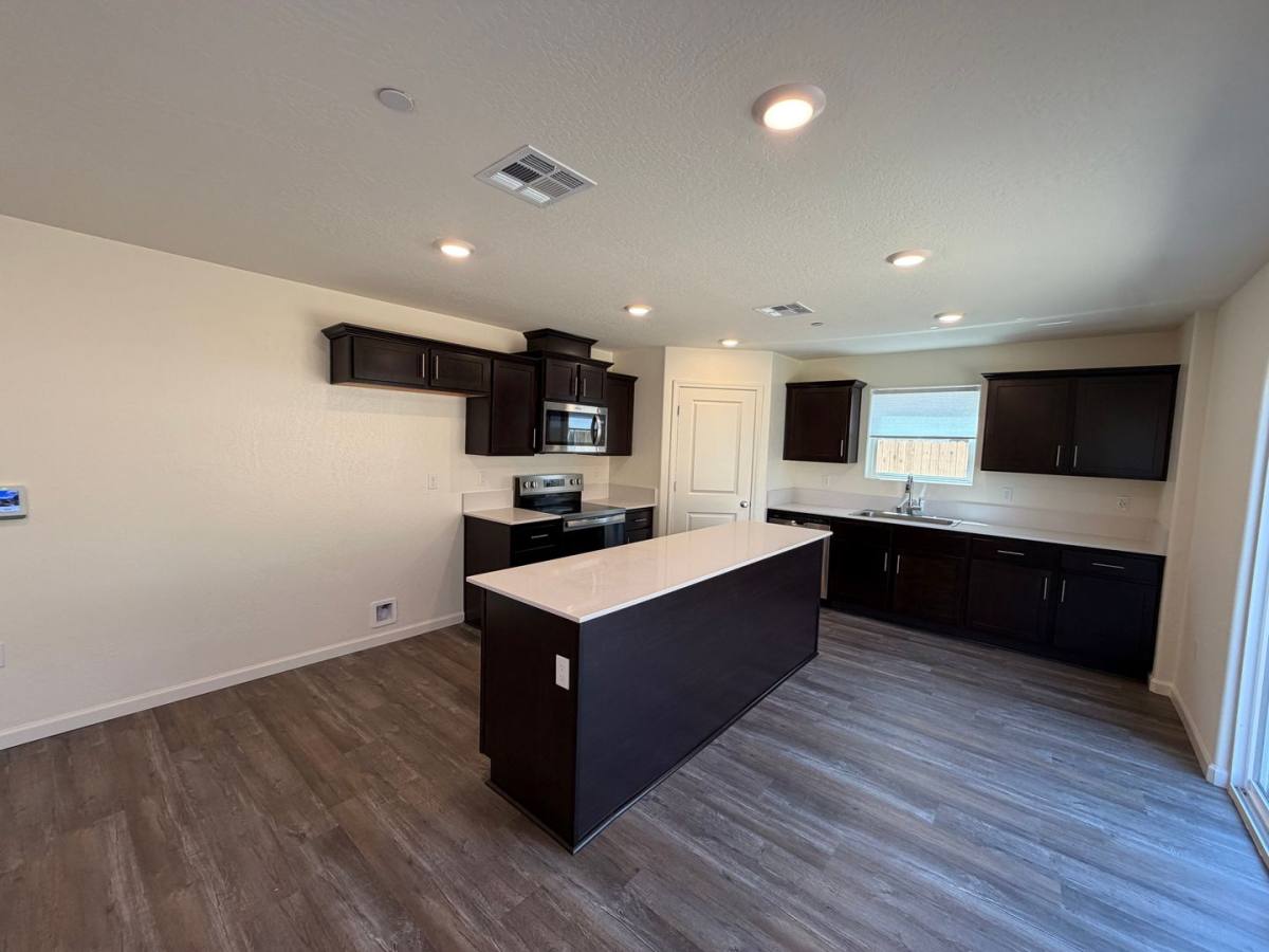 House for rent at 1902 Oak Meadow Court, Tulare, CA 93274