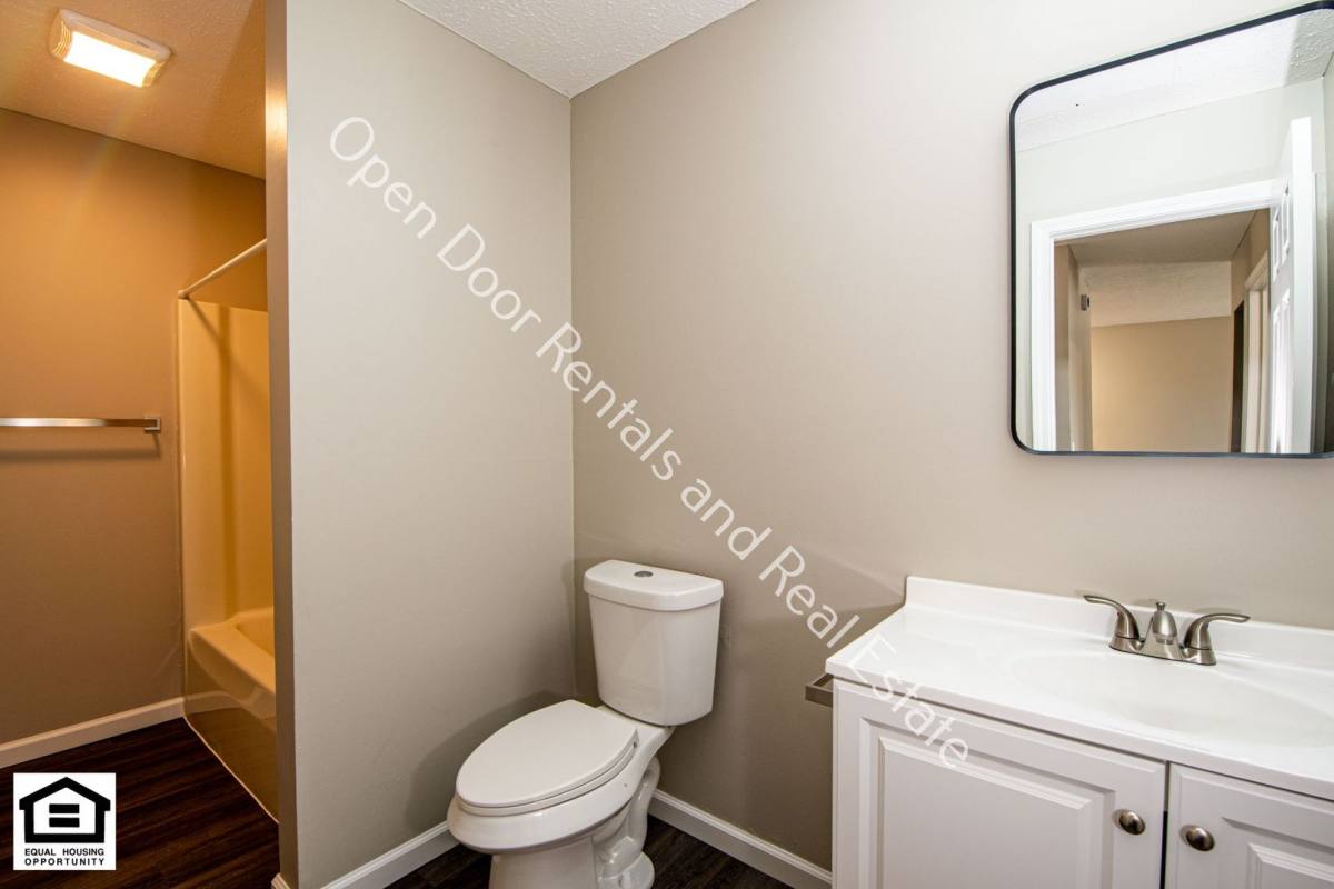 Apartment for rent at 208 Autumn Hills Dr, Albion, IN 46701