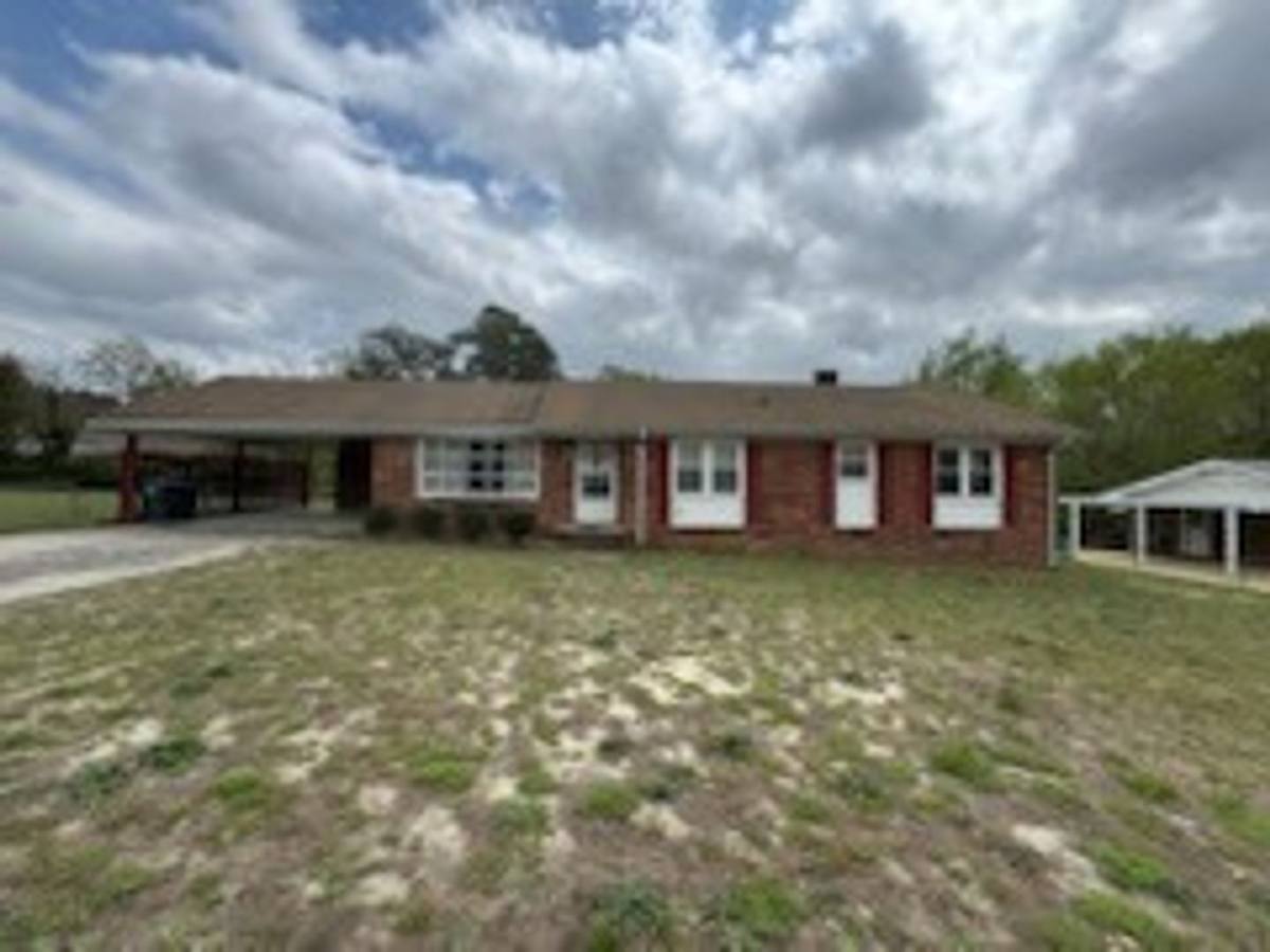 House for rent at 338 Summer Hill Rd, Fayetteville, NC 28303