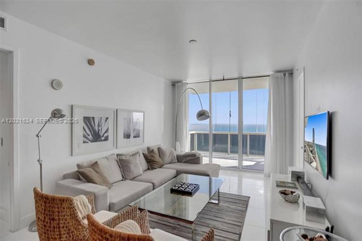 Apartment for rent at 18201 Collins Ave, North Miami Beach, FL 33160