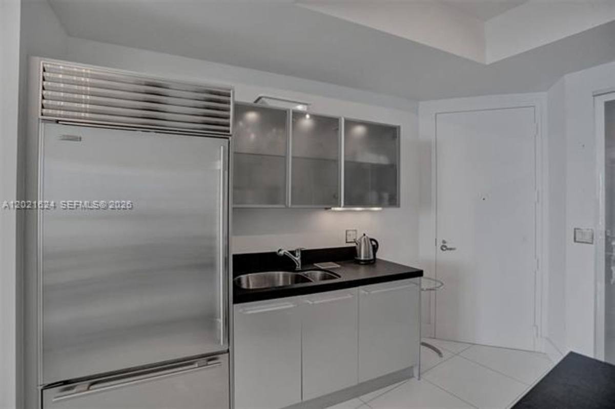 Apartment for rent at 18201 Collins Ave, North Miami Beach, FL 33160