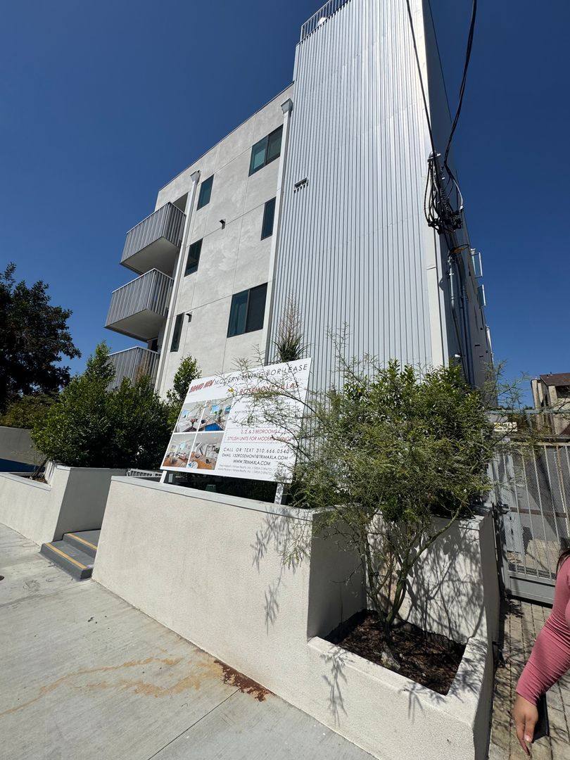 Apartment for rent at 132 Rosemont Ave, Los Angeles, CA 90026