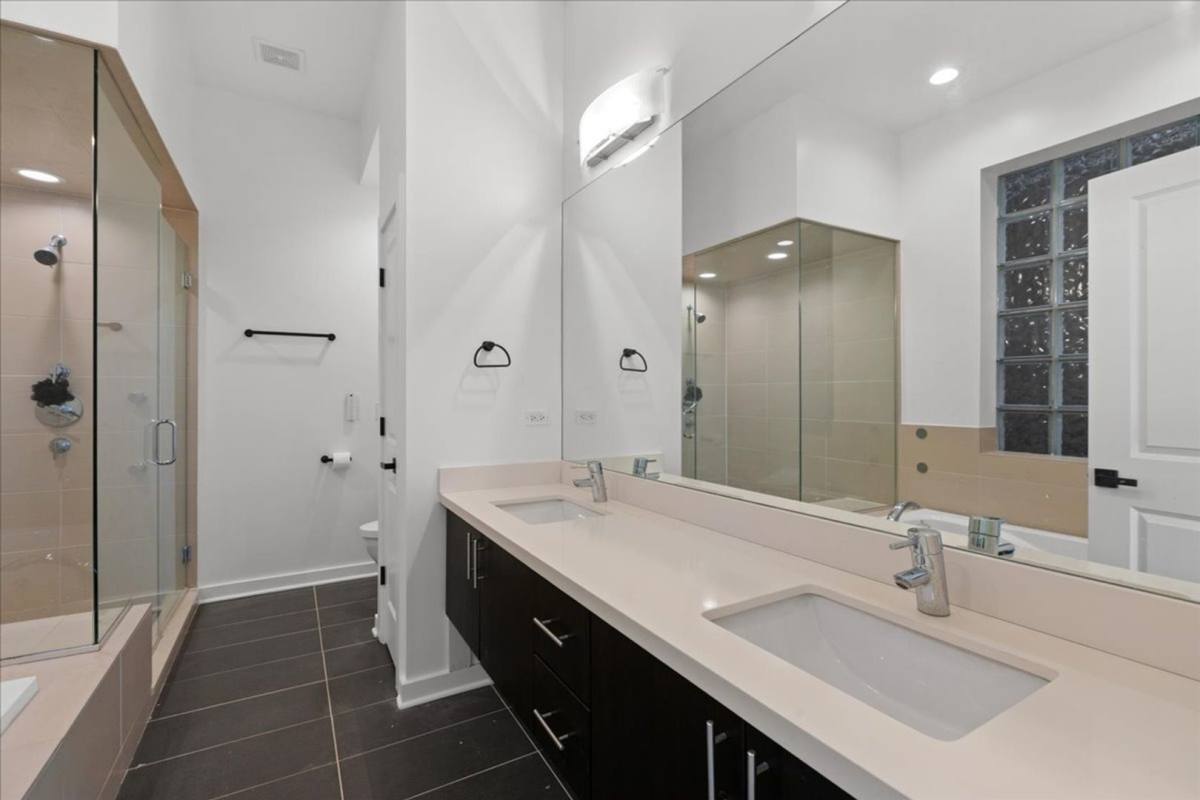 Apartment for rent at 1651 W Chicago Ave, Chicago, IL 60622