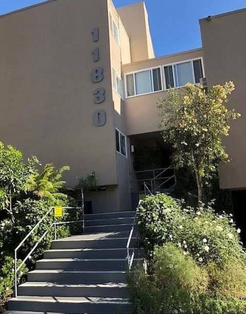 Apartment for rent at 11830 Darlington Ave, Los Angeles, CA 90049