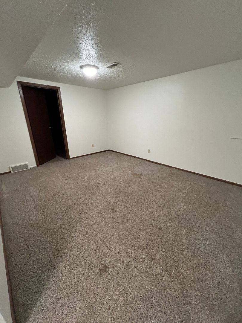 Townhouse for rent at 359 9th Ave E, Dickinson, ND 58601