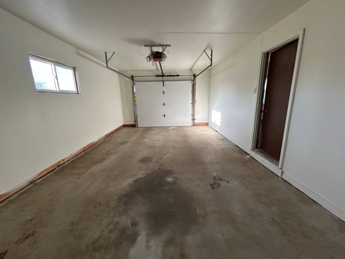Townhouse for rent at 359 9th Ave E, Dickinson, ND 58601