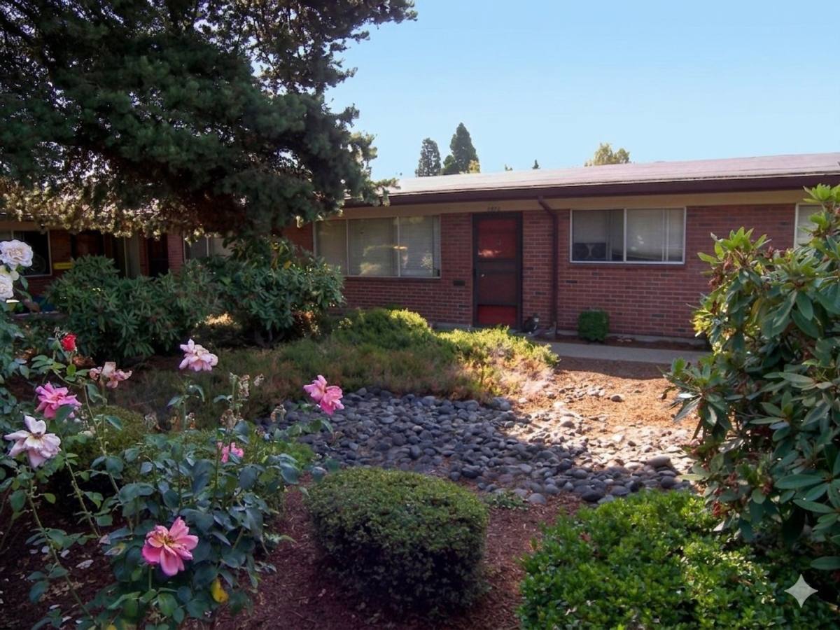 Apartment for rent at 6720-6922 SE Division, Portland, OR 97206