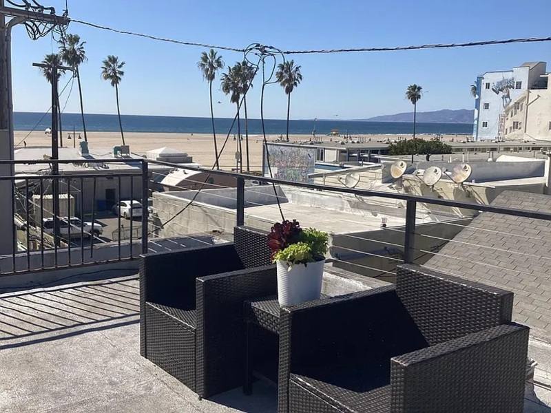 Apartment for rent at 21 Westminster Ave #101, Venice, CA 90291