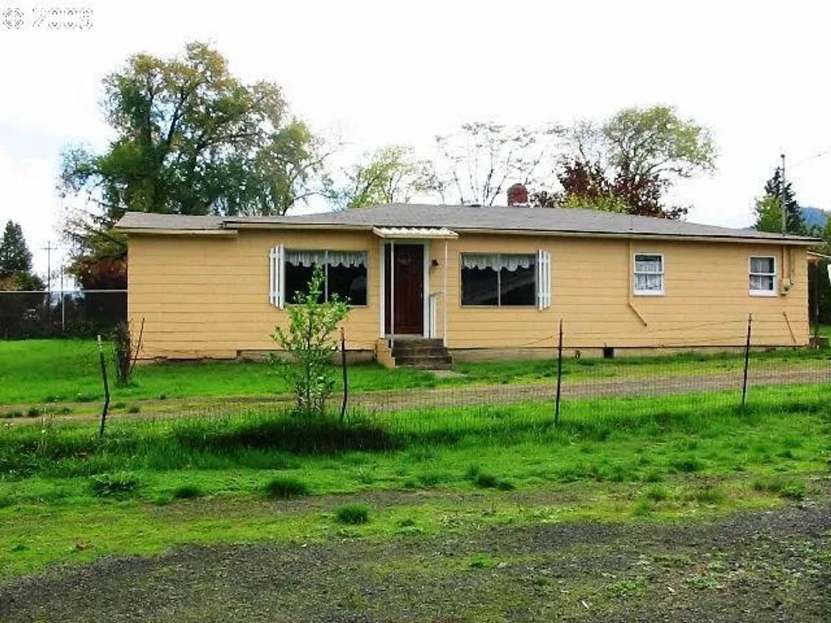 House for rent at 1420 Gleason Ave, Sutherlin, OR 97479