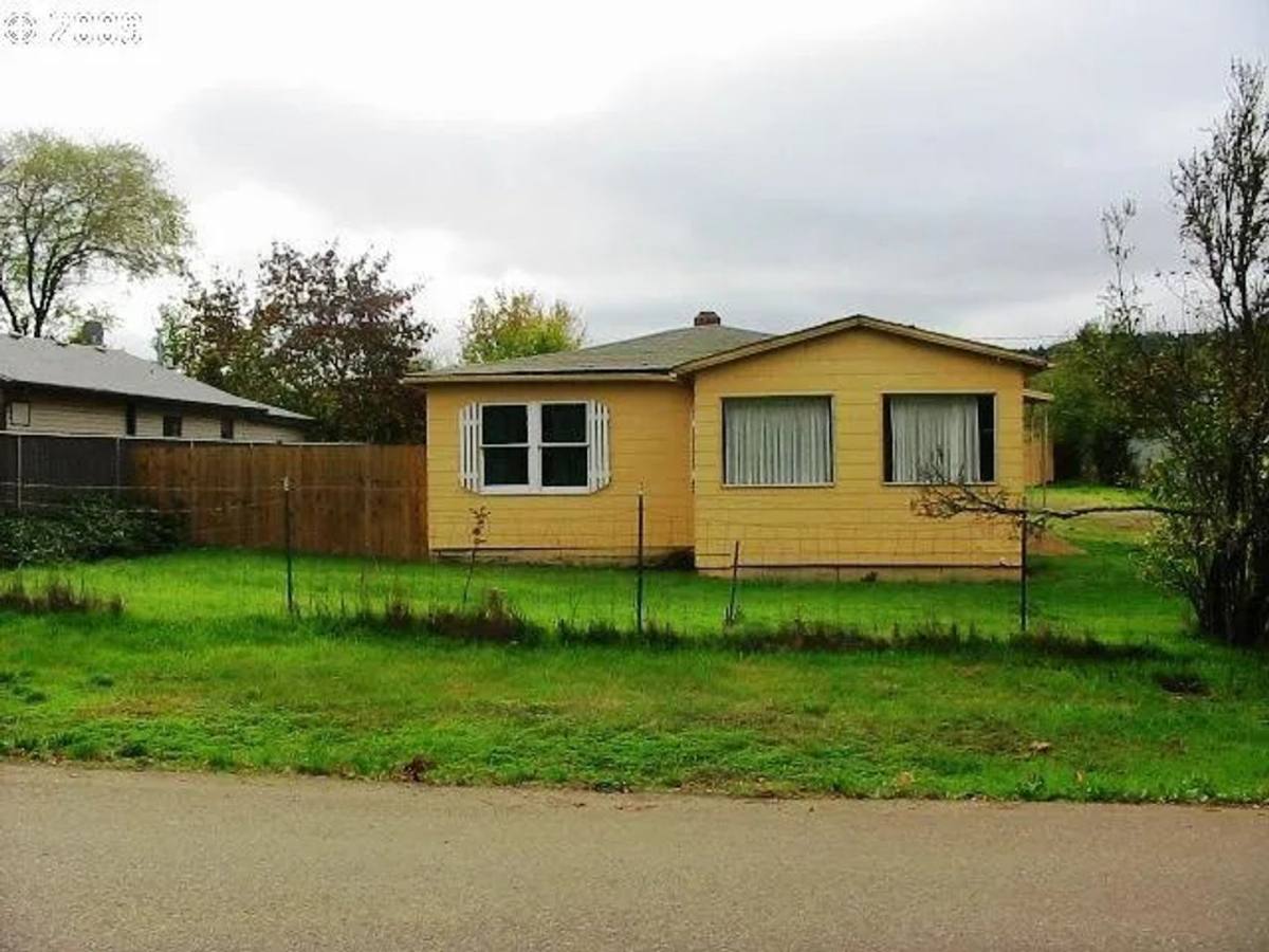 House for rent at 1420 Gleason Ave, Sutherlin, OR 97479