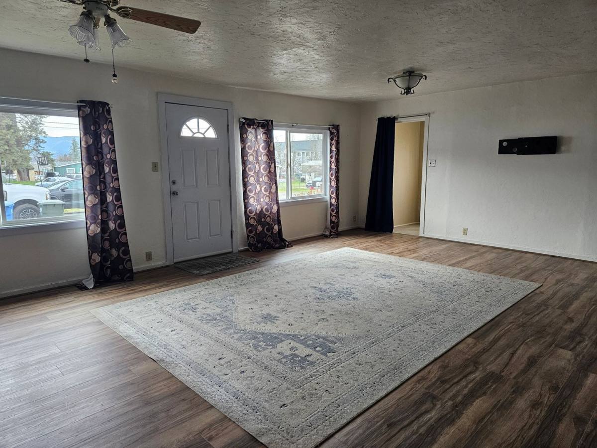 House for rent at 1420 Gleason Ave, Sutherlin, OR 97479