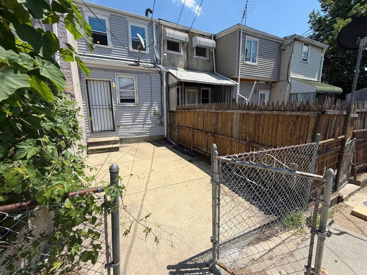 Townhouse for rent at 428 S Gilmor St, Baltimore, MD 21223