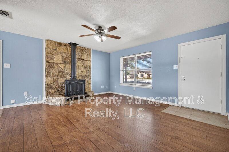 House for rent at 1113 Gifford Dr, Granbury, TX 76048