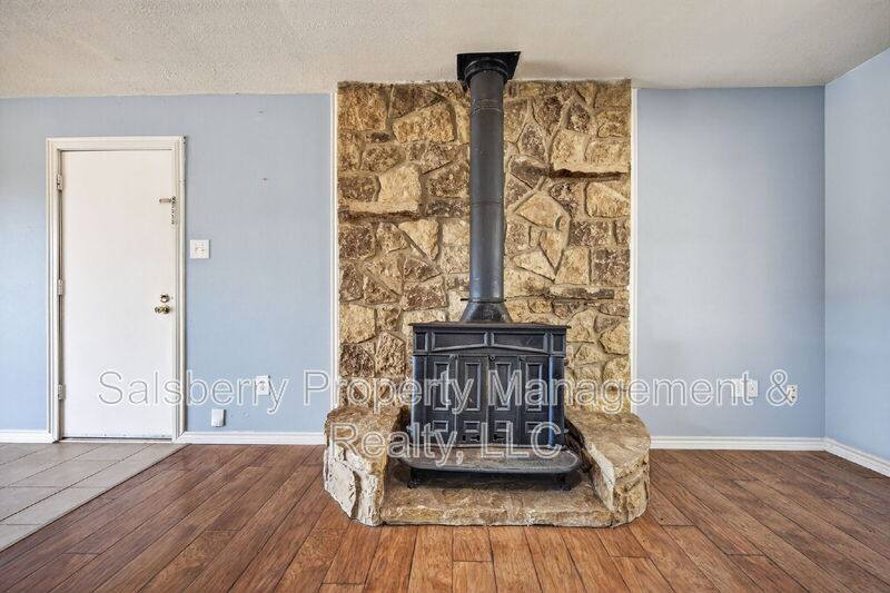 House for rent at 1113 Gifford Dr, Granbury, TX 76048