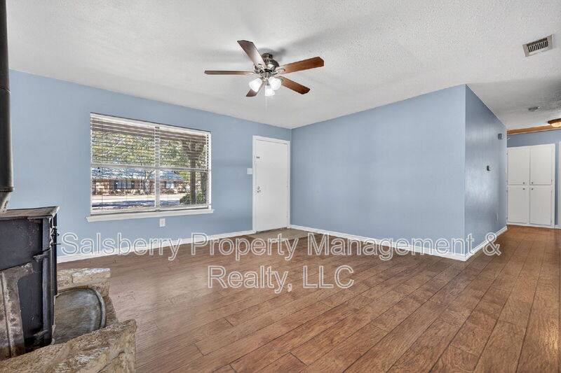 House for rent at 1113 Gifford Dr, Granbury, TX 76048