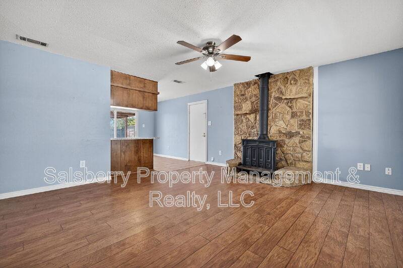 House for rent at 1113 Gifford Dr, Granbury, TX 76048