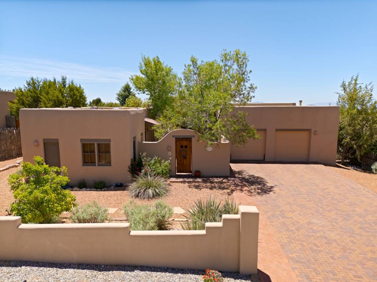 House for rent at 4 Camino De Vecinos, Santa Fe, NM 87506