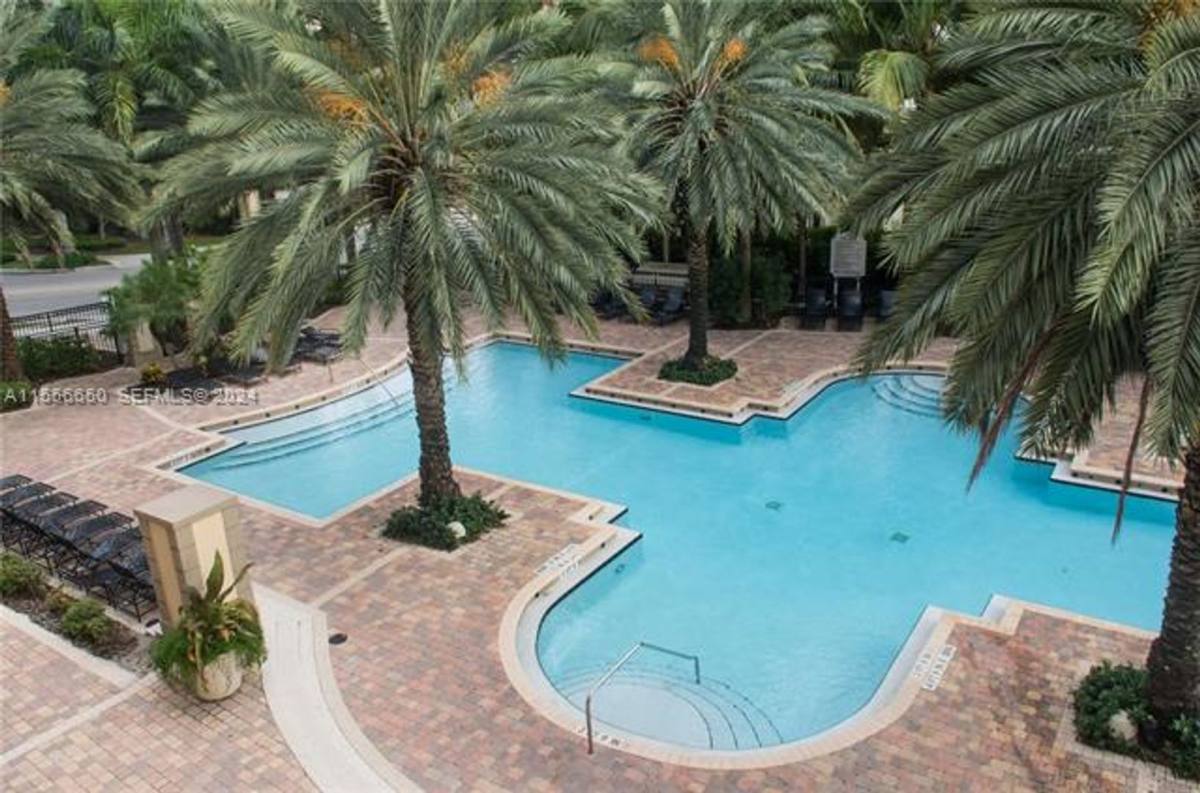 17100 N Bay Rd, North Miami Beach, FL 33160 - Apartment for Rent - Image 2