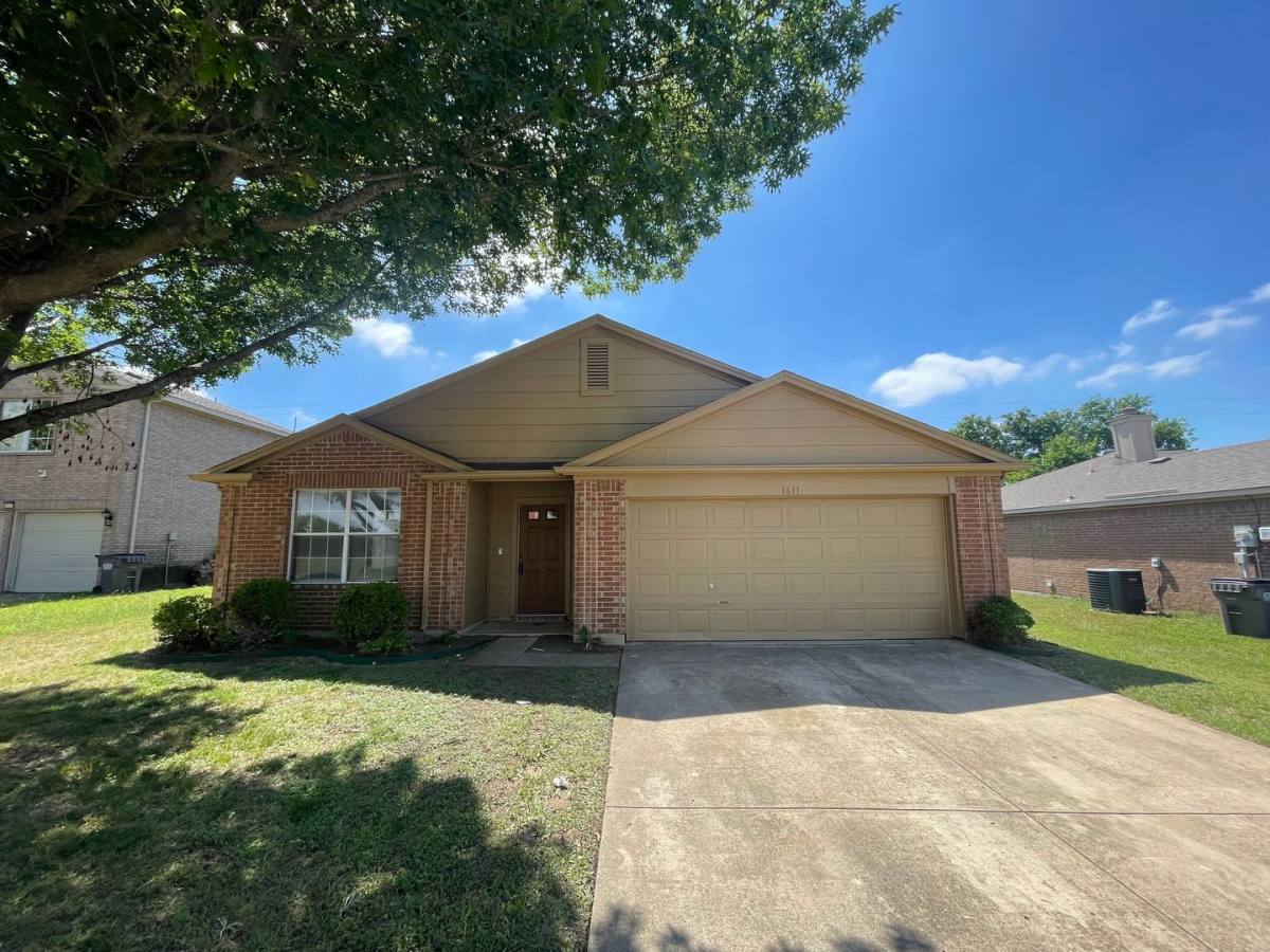 House for rent at 1611 Columbia Dr, Red Oak, TX 75154