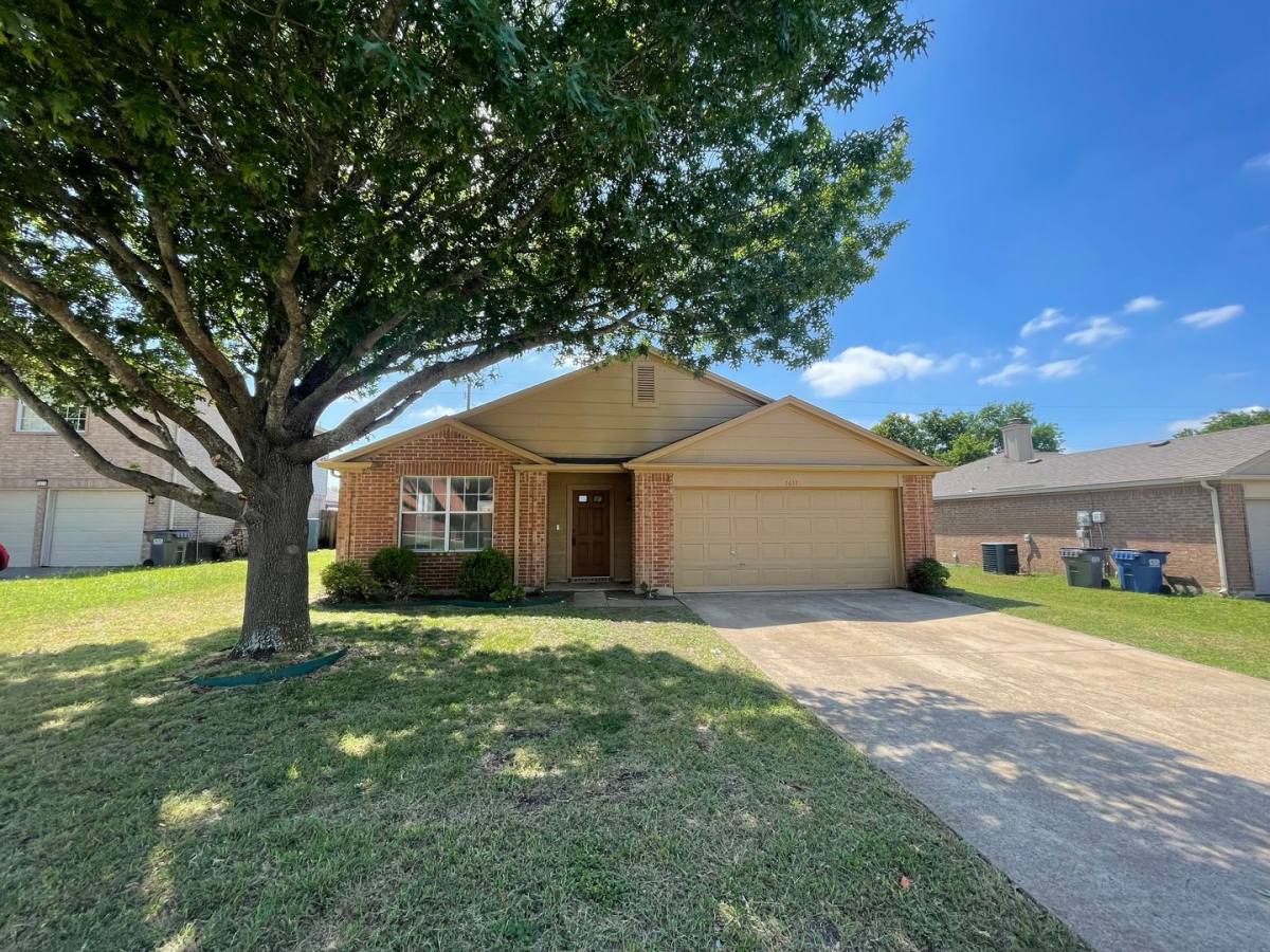House for rent at 1611 Columbia Dr, Red Oak, TX 75154