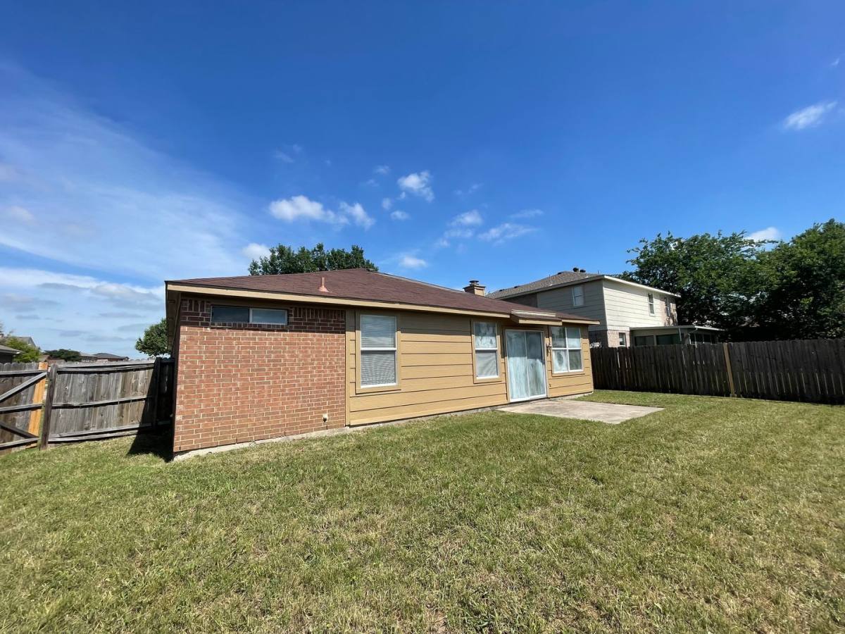 House for rent at 1611 Columbia Dr, Red Oak, TX 75154