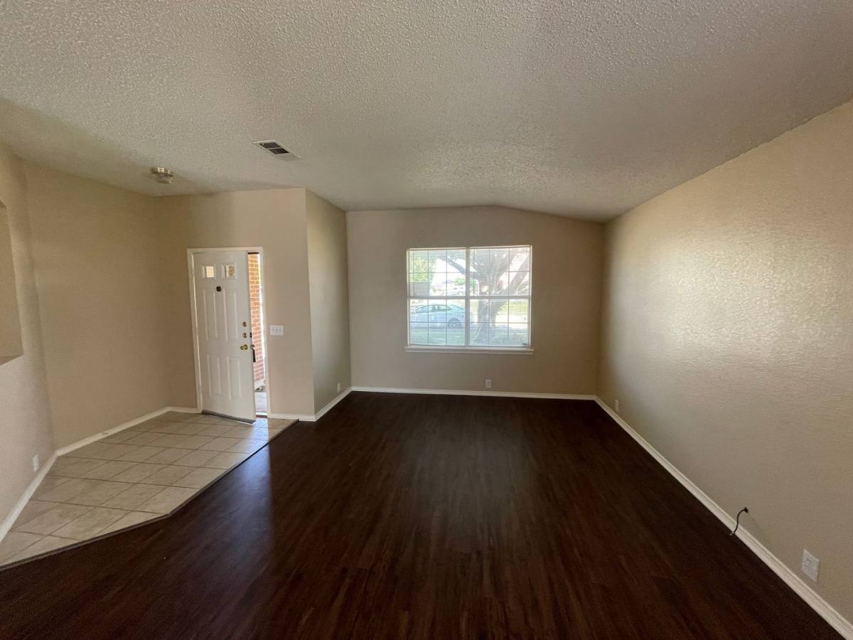 House for rent at 1611 Columbia Dr, Red Oak, TX 75154