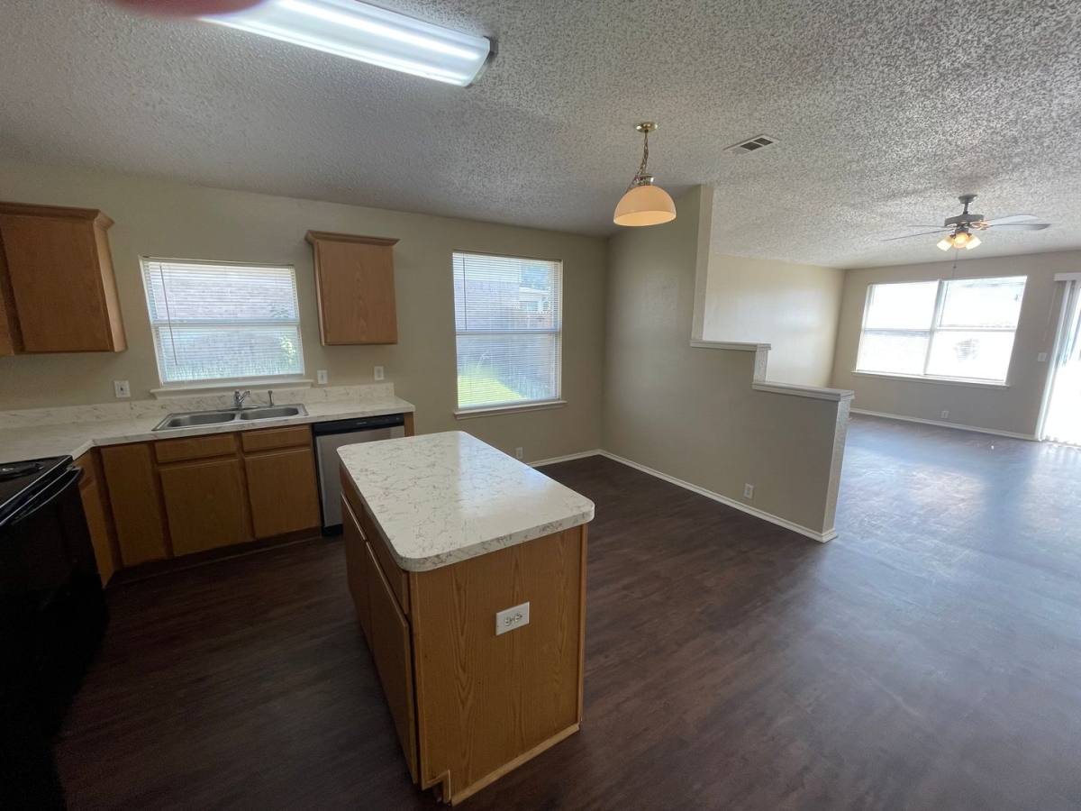 House for rent at 1611 Columbia Dr, Red Oak, TX 75154