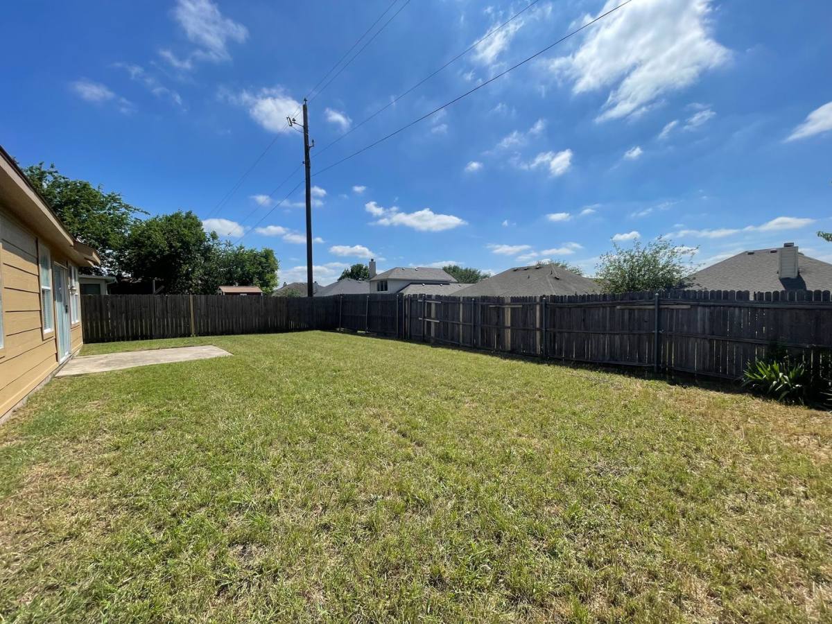 House for rent at 1611 Columbia Dr, Red Oak, TX 75154