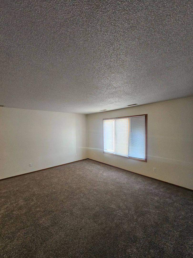 Apartment for rent at 422 E 7th St, Carroll, IA 51401
