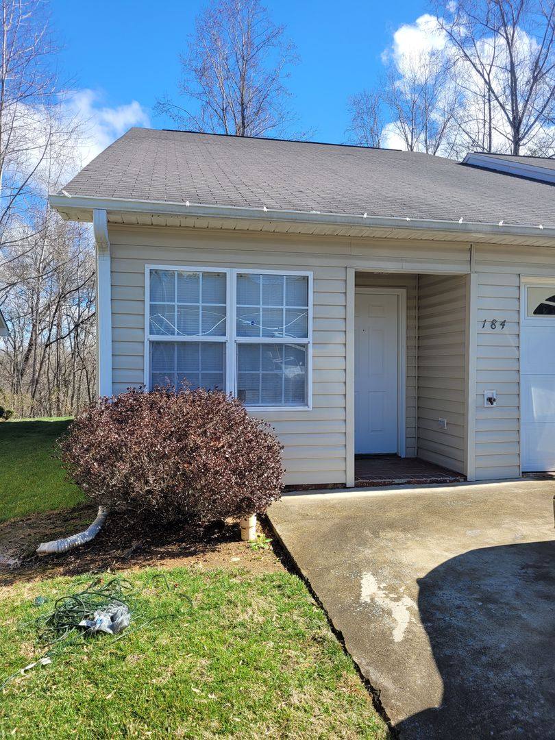 Townhouse for rent at 184 Bethania Oaks Circle, Pfafftown, NC 27040