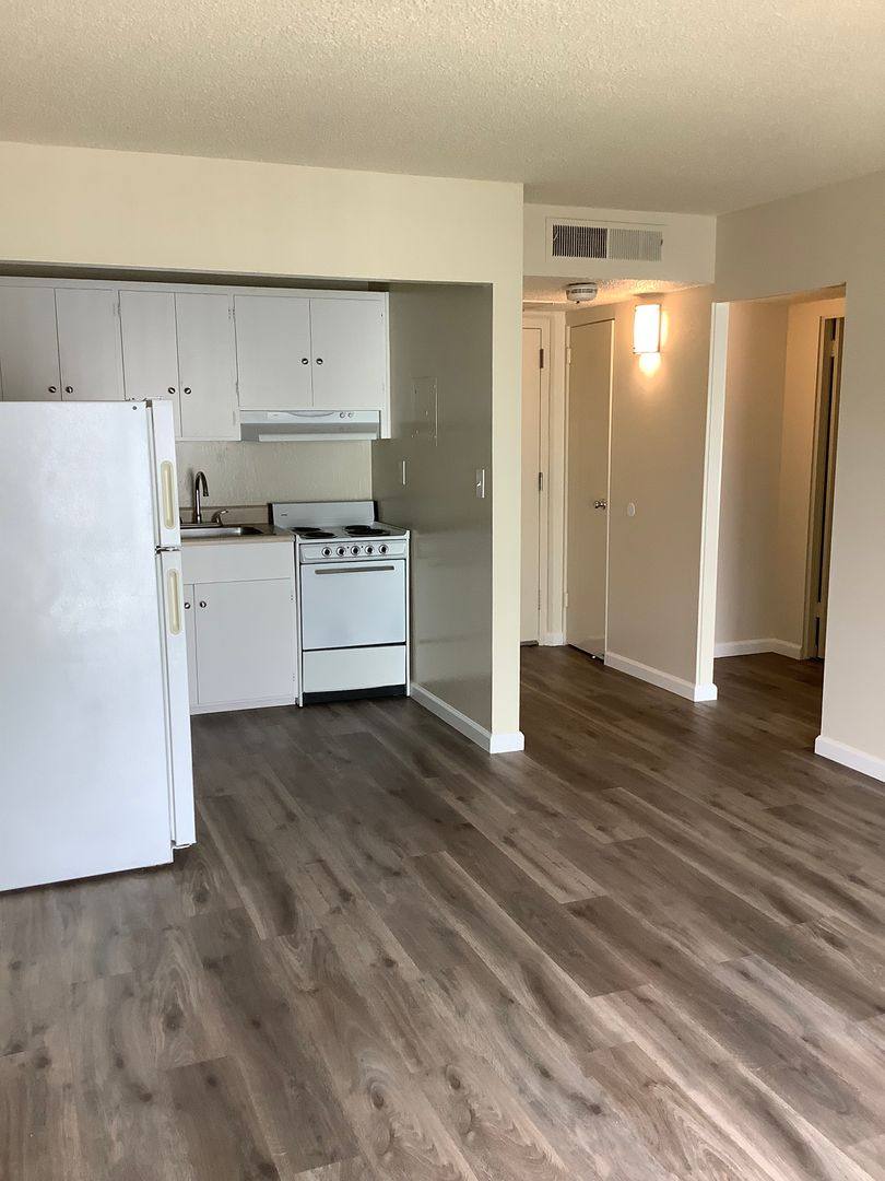 Apartment for rent at 390 N Winchester Blvd, Santa Clara, CA 95050