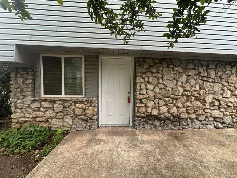House for rent at 6004 NW Expressway, Oklahoma City, OK 73132