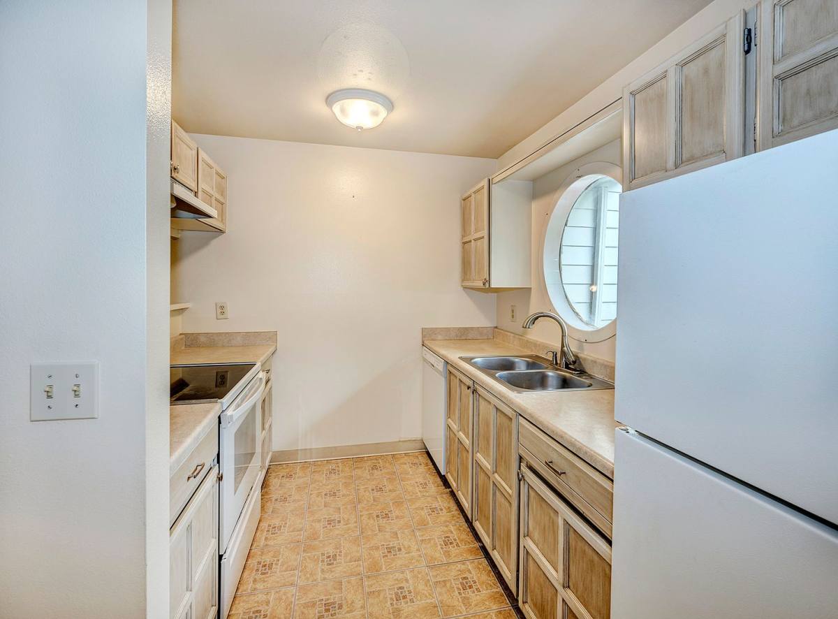 Townhouse for rent at 22715 Lakeview Dr, Mountlake Terrace, WA 98043