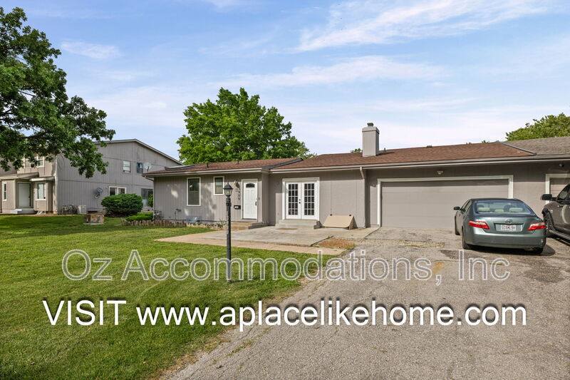 Apartment for rent at 13909 Falkirk Circle, Grandview, MO 64030