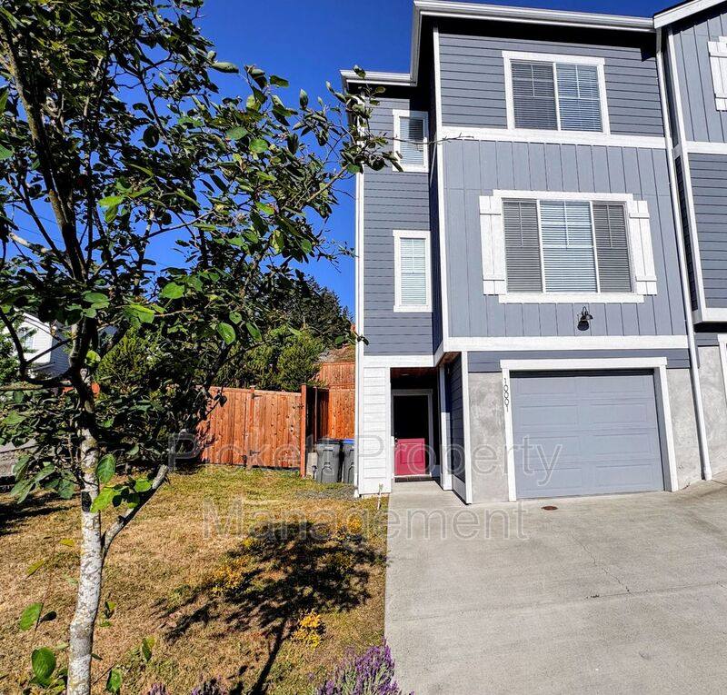 Townhouse for rent at 10001 Kings Landing Ave NW, Bremerton, WA 98311