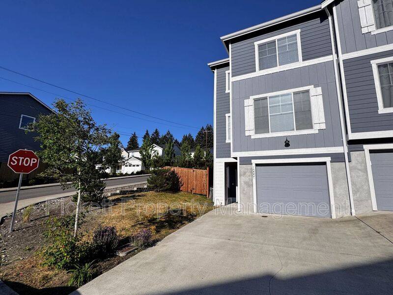 Townhouse for rent at 10001 Kings Landing Ave NW, Bremerton, WA 98311