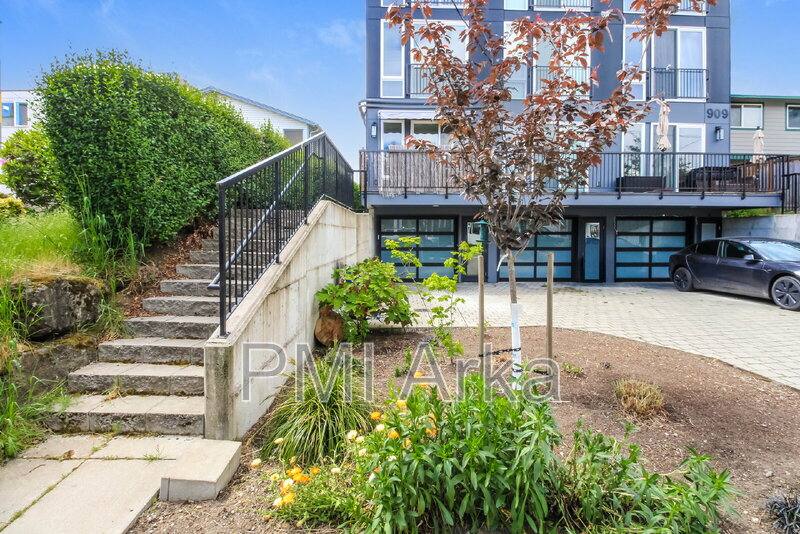 Townhouse for rent at 909 28th Ave S #C, Seattle, WA 98144