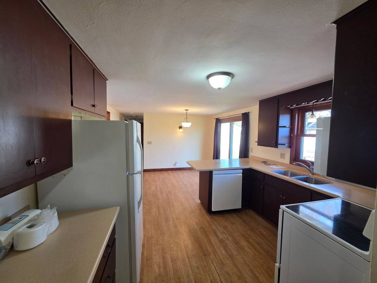House for rent at 1798 Chateau Dr, Green Bay, WI 54304
