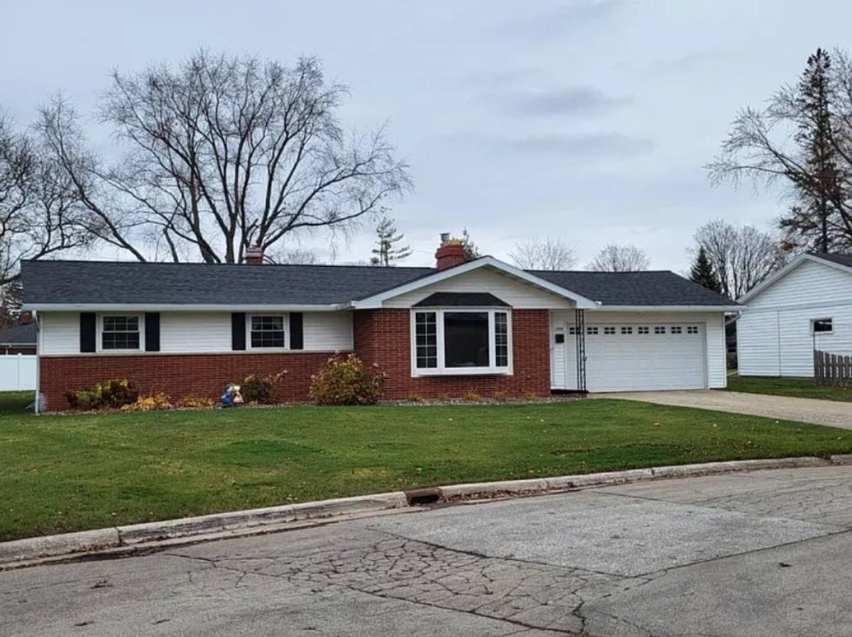 House for rent at 1798 Chateau Dr, Green Bay, WI 54304