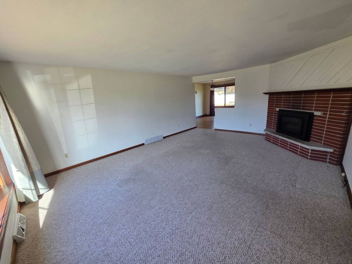 House for rent at 1798 Chateau Dr, Green Bay, WI 54304
