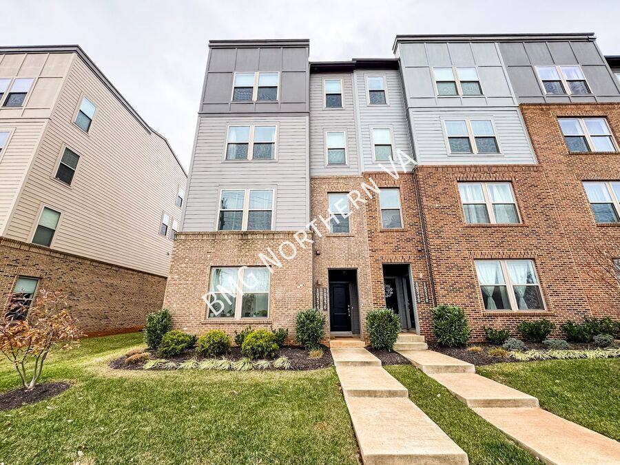 Townhouse for rent at 10336 Ratcliffe Trail, Manassas, VA 20110