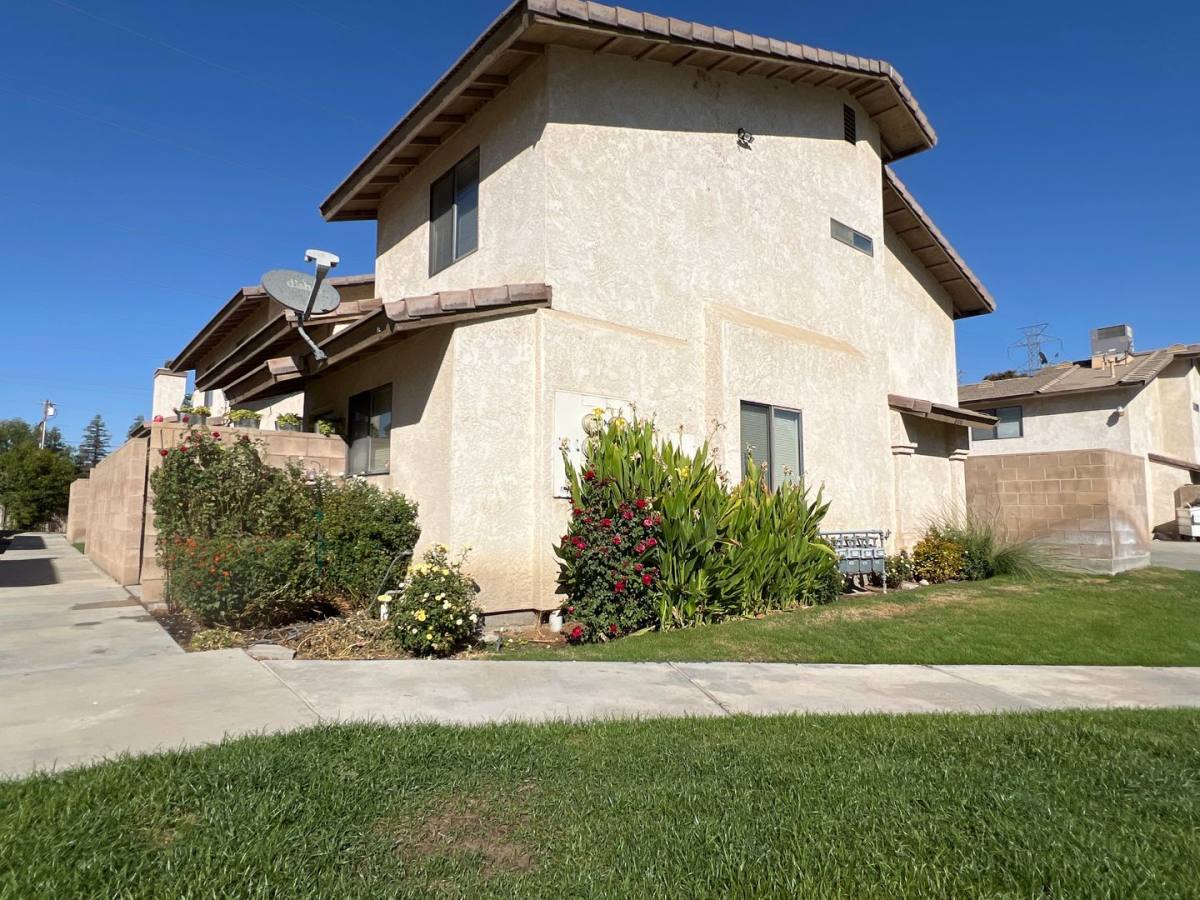 Apartment for rent at 8106 Laborough Dr, Bakersfield, CA 93311