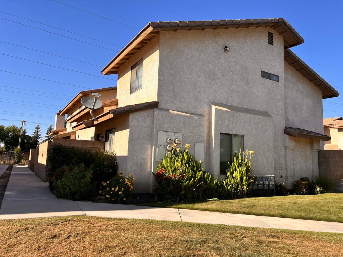 Apartment for rent at 8106 Laborough Dr, Bakersfield, CA 93311