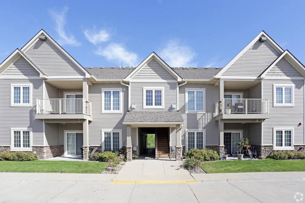 Apartment for rent at 14105 Airline Ave, Urbandale, IA 50323