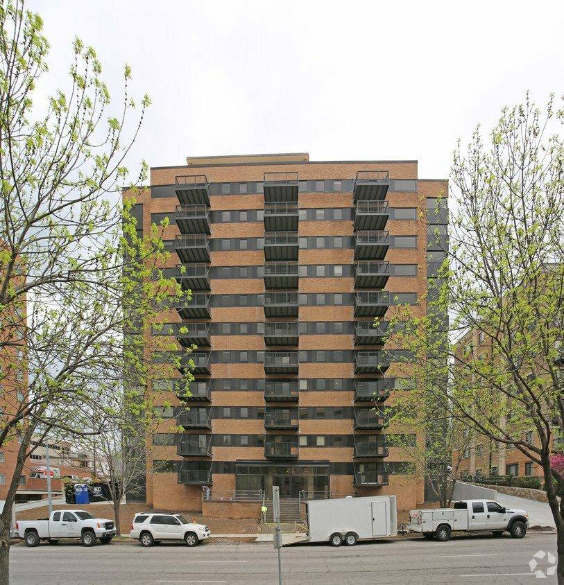 Apartment for rent at 4712 Roanoke Parkway, Kansas City, MO 64112