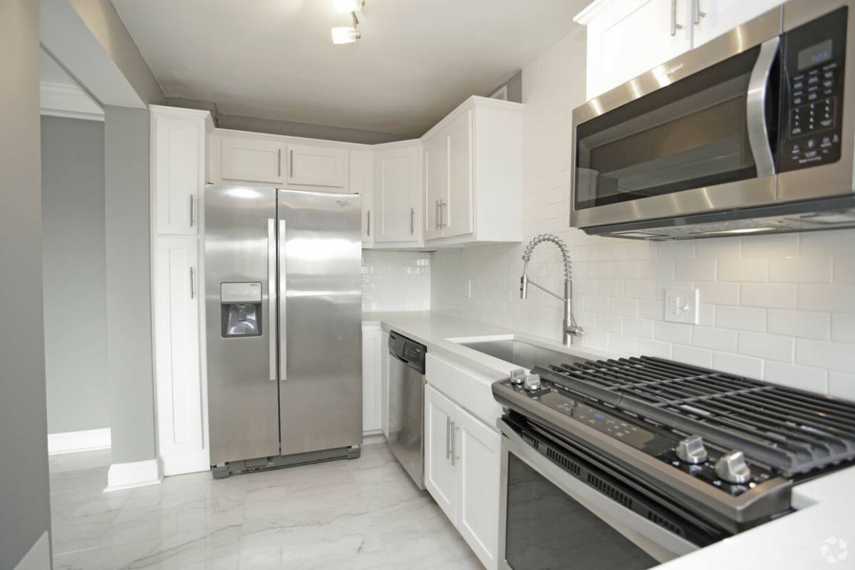 Apartment for rent at 4712 Roanoke Parkway, Kansas City, MO 64112