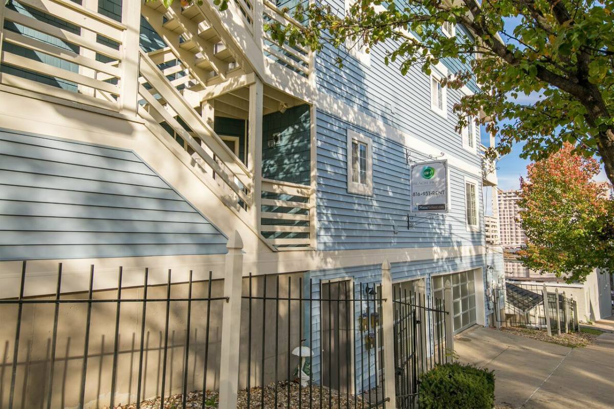 Apartment for rent at 4645 Jarboe St #1, Kansas City, MO 64112