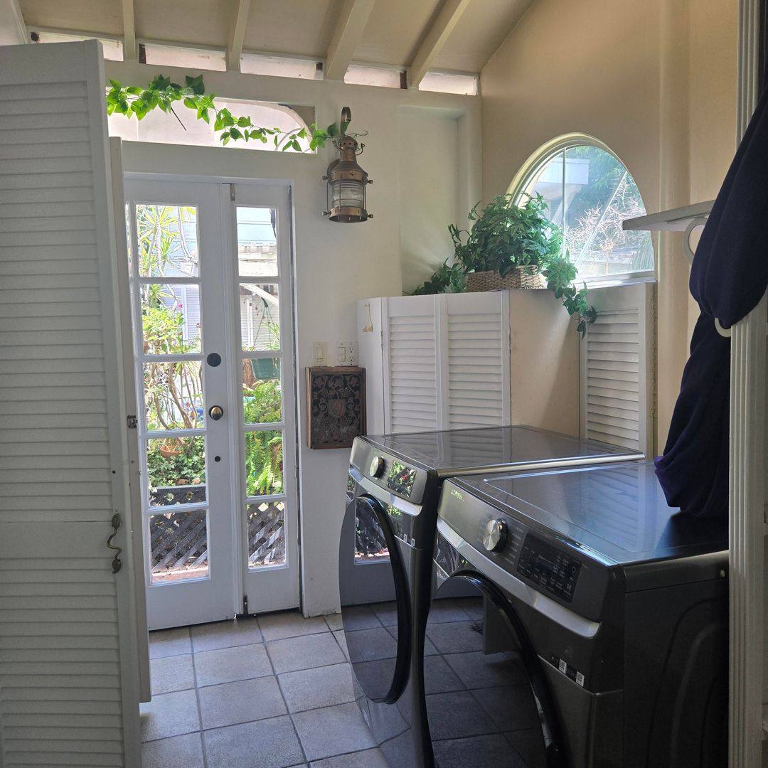 Apartment for rent at 812 June St, Los Angeles, CA 90038