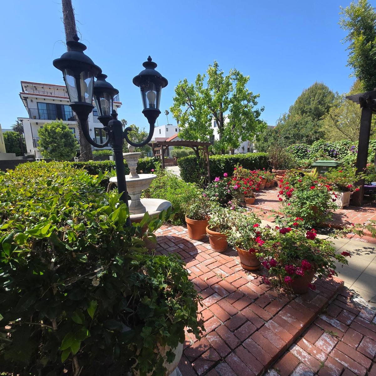 Apartment for rent at 812 June St, Los Angeles, CA 90038