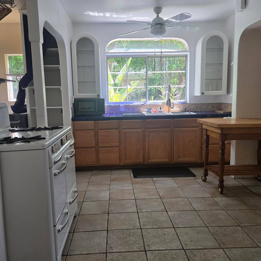 Apartment for rent at 812 June St, Los Angeles, CA 90038